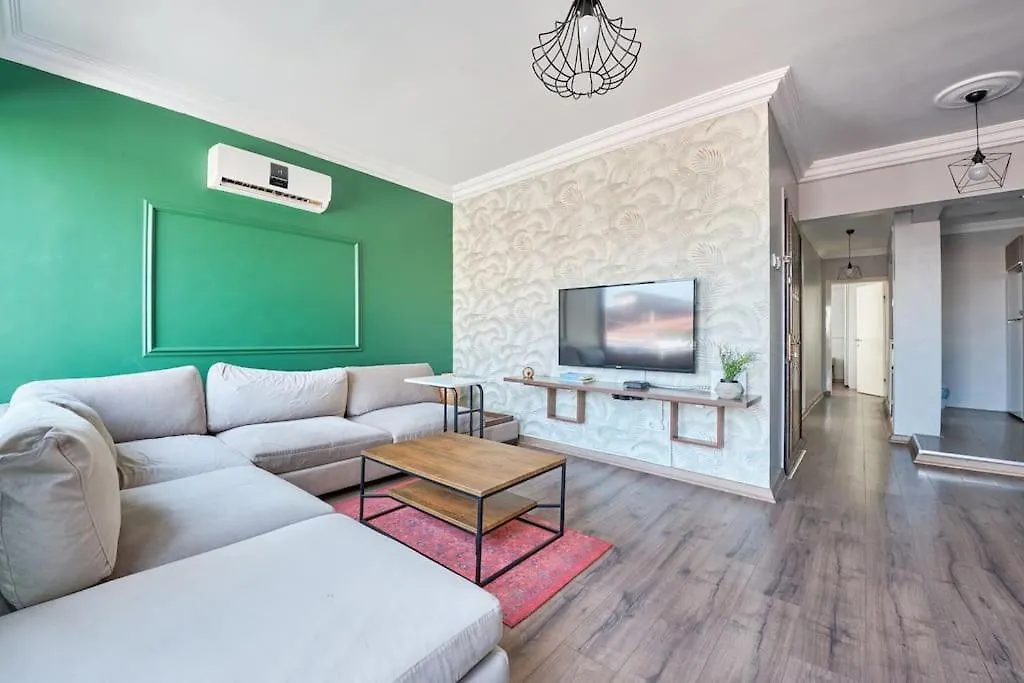 A Green Flat In The Center With Terrace Istanbul