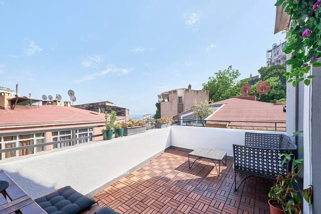A Green Flat In The Center With Terrace Istanboel Appartement