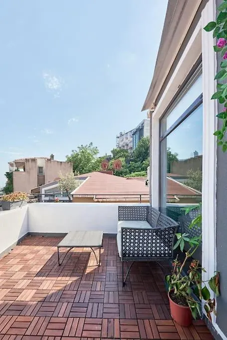 A Green Flat In The Center With Terrace Istanbul